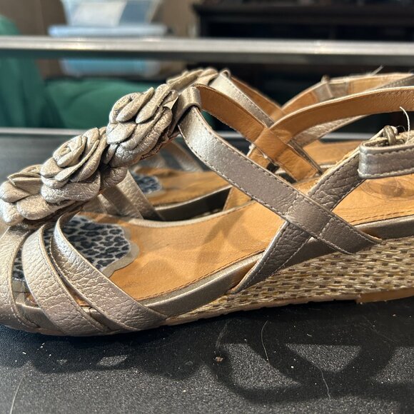 Nurture Gold Roses Sandals Size 7.5 - Picture 3 of 5